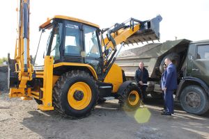 Автопарк коммунальной техники Еманжелинска постепенно обновляется, в прошлом году, например, МП «Горкомсервис» получил новый экскаватор-погрузчик