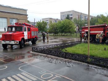 В Еманжелинске прошла пожарная эвакуация учеников, преподавателей и сотрудников школы № 16