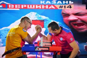 Дмитрий Хмелевский из Еманжелинска выиграл армфайт на турнире Вершина#14 в Казани
