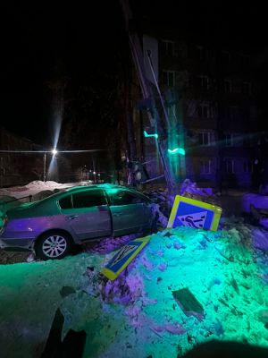 В Еманжелинске иномарка после столкновения с авто снесла дорожный знак и повредила светофор в центре города