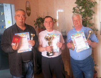 Накануне первомайских праздников еманжелинские бильярдисты провели в Коркино ветеранский турнир