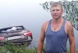 В Красногорском мужчина спас двух пенсионеров, которые оказались в авто под водой