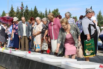 В последнее воскресенье августа представители разных поколений по традиции пришли на мемориал Славы в Еманжелинске
