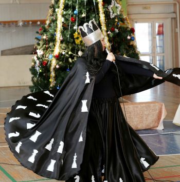 На новогодний праздник в красногорском центре «Факел» Еманжелинского района пришла Черная Шахматная Королева