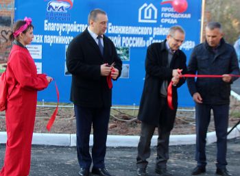 В Еманжелинске приняли еще два двора, заасфальтированных по проекту «Городская среда»