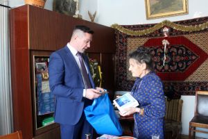 Ветеран педагогического труда из Еманжелинска Надежда Мащенко получила подарок с «Елки желаний» –  планшет