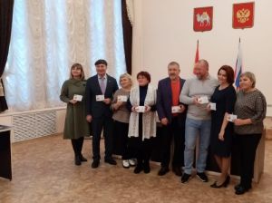Накануне Нового года в Еманжелинске депутаты получили знаки отличия всероссийского комплекса «Готов к труду и обороне»