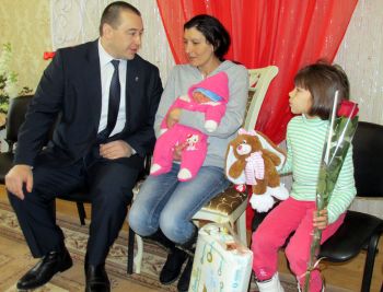 Глава района Евгений Светлов, Валентина Огородникова и ее две дочки
