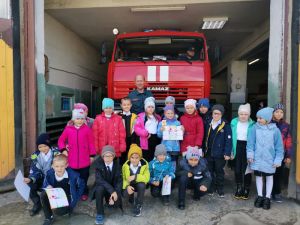 Познавательной экскурсией для первоклашек пожарная часть поселка Зауральского завершила «месячник безопасности детей»