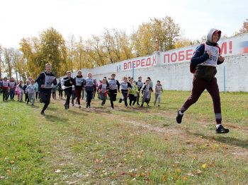 Первый массовый забег возглавил преподаватель ДЮСШ Дмитрий Романов, чтобы познакомить детей и подростков с дистанцией