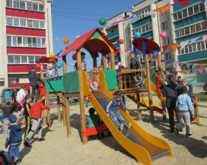 В Еманжелинске жильцы двух домов накопили деньги на новый детский городок