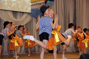 145 школьников приняли участие в ежегодном районном фестивале детского творчества «Звездный дождь»