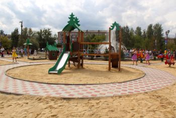 В городском сквере Еманжелинска открыли новый детский городок