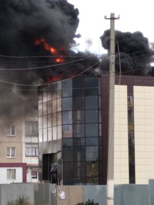 В Еманжелинске загорелась кровля нового спортивно-оздоровительного комплекса