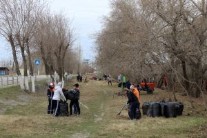 В Еманжелинске добровольцы-энтузиасты очистили городские улицы, скверы, берег Хуторского водоема