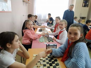 Спортсменки из Красногорского Еманжелинского района заняли три призовых места на областном турнире по шашкам