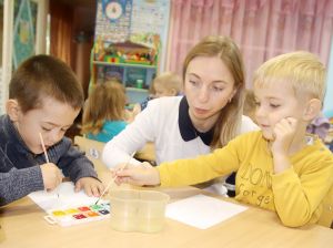 Воспитатель детского сада № 18 Елена Бутько из Еманжелинского района учит дошколят творчеству