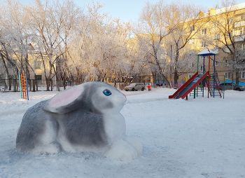 Во дворе на улице Чкалова в Еманжелинске появился символ наступающего года – кролик