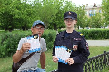 Сотрудники патрульно-постовой службы еманжелинской полиции провели беседы с гражданами о том, как не стать жертвой мошенников