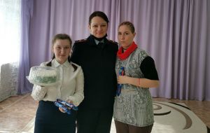 Майор полиции Елена Каскирбаева с участницами конкурса