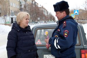 Сотрудники еманжелинской Госавтоинспекции провели праздничную акцию «Цветы для автоледи»