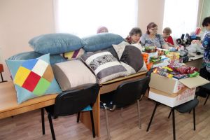 Мастерицы из общества инвалидов поселка Зауральского сшили подушки для госпиталей Донбасса и Луганска