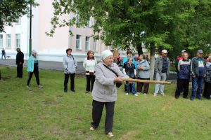 В Еманжелинске члены районного общества инвалидов провели состязания по городкам
