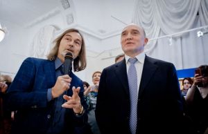 Никас Сафронов подарил Борису Дубровскому портрет Владимира Путина