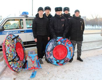 В Еманжелинске полицейские раскрыли кражу тюбингов и снегокатов