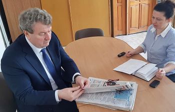 Депутат Госдумы Анатолий Литовченко на встрече с журналистом Наталией Балабановой в редакции &quot;НЖ&quot;