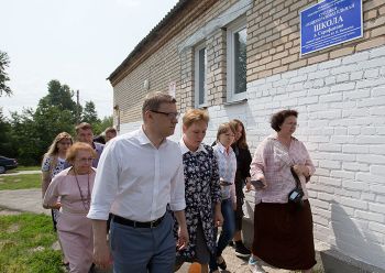 Алексей Текслер поставил задачу в деревне Сарафаново построить новую школу на 300 мест