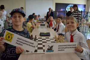 Команда Еманжелинского района заняла второе место среди муниципальных районов областных соревнований по быстрым шахматам в неофициальном зачете