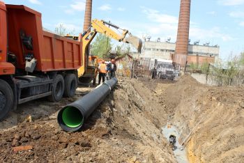 В поселке Зауральском Еманжелинского района идет капитальный ремонт канализационного коллектора