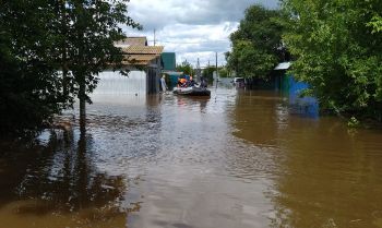 В минувшие выходные в Еманжелинском районе были подтоплены поселки, введен режим ЧС, проводится эвакуация жителей