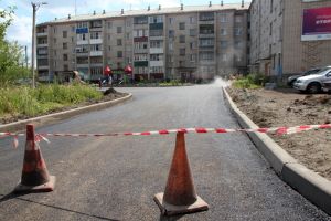 В Еманжелинске заасфальтировали два двора по улице Титова – домов № 2 и 10