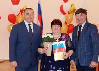  Награду получает директор комплексного центра социального обслуживания населения Галина Пашкова