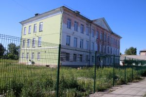 В филиале 9-й школы поселка Красногорского Еманжелинского района идет капитальный ремонт фасада