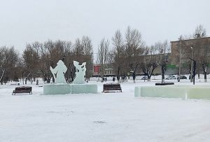 В Еманжелинске началось строительство новогоднего городка