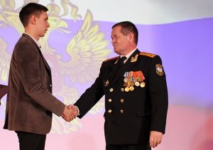Артема Рубанова поздравляет военный комиссар городов Коркино, Еманжелинска и Еткульского района Андрей Денисов