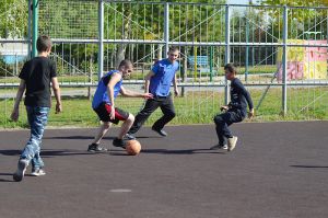 В Еманжелинске прошли два футбольных матча между школьниками и полицейскими