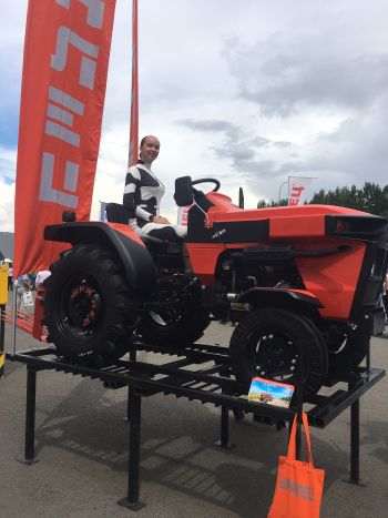 На международной агропромышленной выставке еманжелинские машиностроители представили новую модель трактора «Уралец»