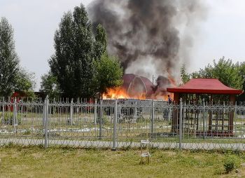 Пожар на территории частного домовладения на ул. Пушкина в Еманжелинске