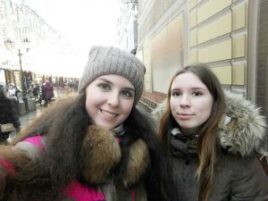 Одноклассницы Юлия Грох, студентка МАИ, и Надежда Колесник, студентка ПГУПС, в центре Москвы на Рождество.
