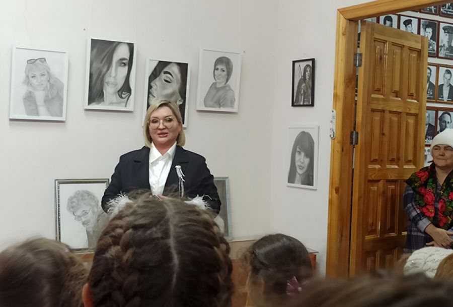 В красногорском музее открылась выставка портретов и интерьерных картин «Брызги вдохновения»