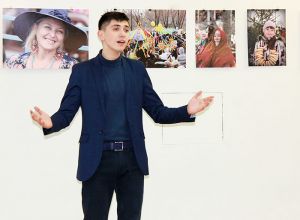 Дебютант Камиль Челмадинов выступает на выставке в музее
