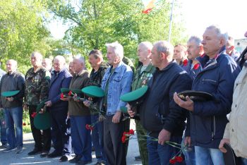 В Еманжелинске вышли на акцию «Боевой расчет» в зеленых фуражках и с флагами воины, охранявшие государственную границу