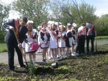 В Еманжелинске одиннадцатиклассники школы № 5 на память о своем выпуске посадили деревца