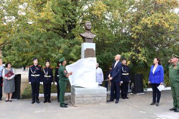 В Челябинске установили  бюст легендарного танкиста из Коелги  Семена  Хохрякова