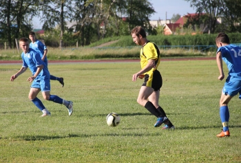 Футболист в желто-черной форме - Александр Шамсудинов, автор двух голов из четырех в матче с кусинцами