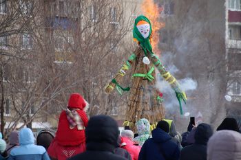 В Еманжелинске праздновали Масленицу шумно и весело, с блинами, гуляньями и сжиганием чучела